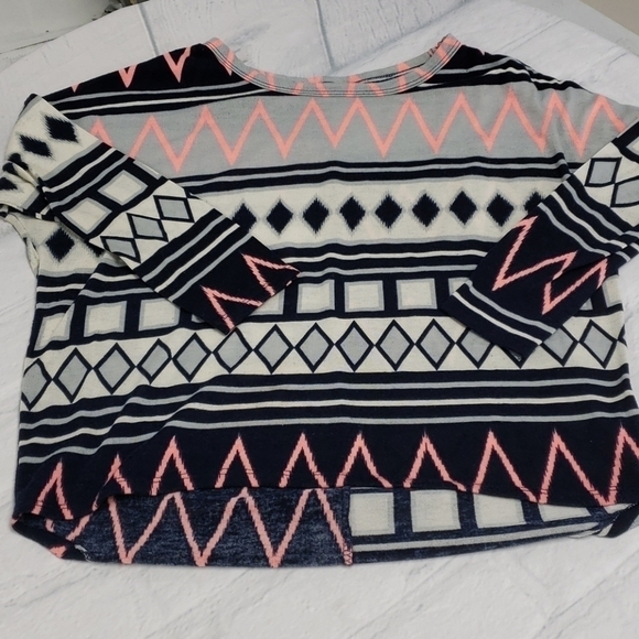 LOVE Republic Geometric Design Long Sleeve Top - Picture 3 of 9